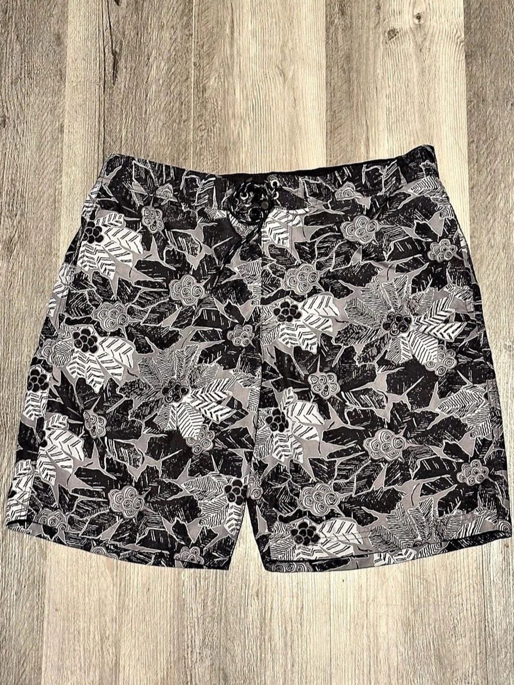 Men’s Land's End black white Floral Swim Trunks large
